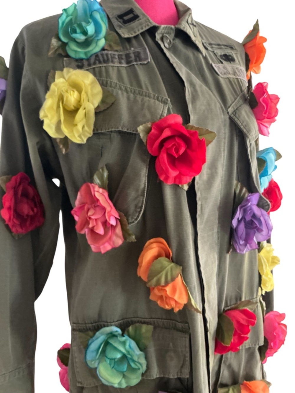 Olive Military Jacket with Multicolor Fabric Flowers. M - Picture 5 of 13